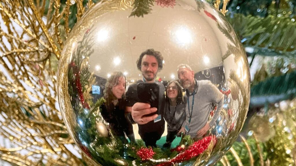 Reflet employés dans boule de noel